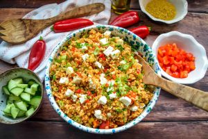 Salat mit Bulgur, Feta, Paprika