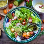 gemischter Blattsalat mit Salatsoße in Salatschüssel