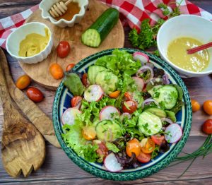 gemischter Blattsalat mit Gurke, Tomate und Honig Senf Dressing