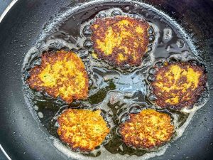 Gemüseplätzchen in Öl braten