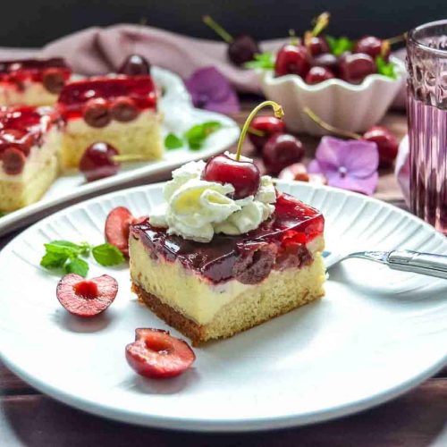 Kirsch Schmandkuchen vom Blech mit Sahne