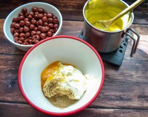 Vanillepudding, Schmandcreme mit Ei und Zucker