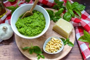 Pesto alla Genovese mit Parmesan und Pinienkernen