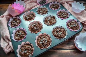 Schokoladenmuffins im Muffinblech