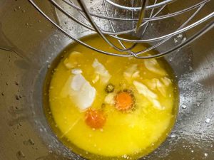 Eier, Butter und Öl schaumig rühren