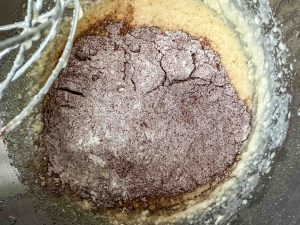 Eier, Butter, Öl, Mehl rühren