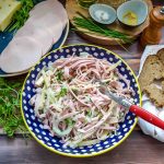 Wurstsalat mit Käse und Brot