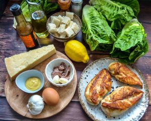 Zutaten Römersalat, Parmesan, Ei, Knoblauch, Zitrone, Croûtons, Sardellen, Senf, Öl