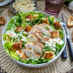 Caesar Salat mit Hähnchen, Parmesan, Croûtons und cremigen Caesar Dressing