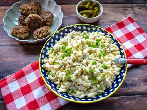 Omas Nudelsalat mit Mayonnaise, Gurke, Erbsen und Fleischwurst