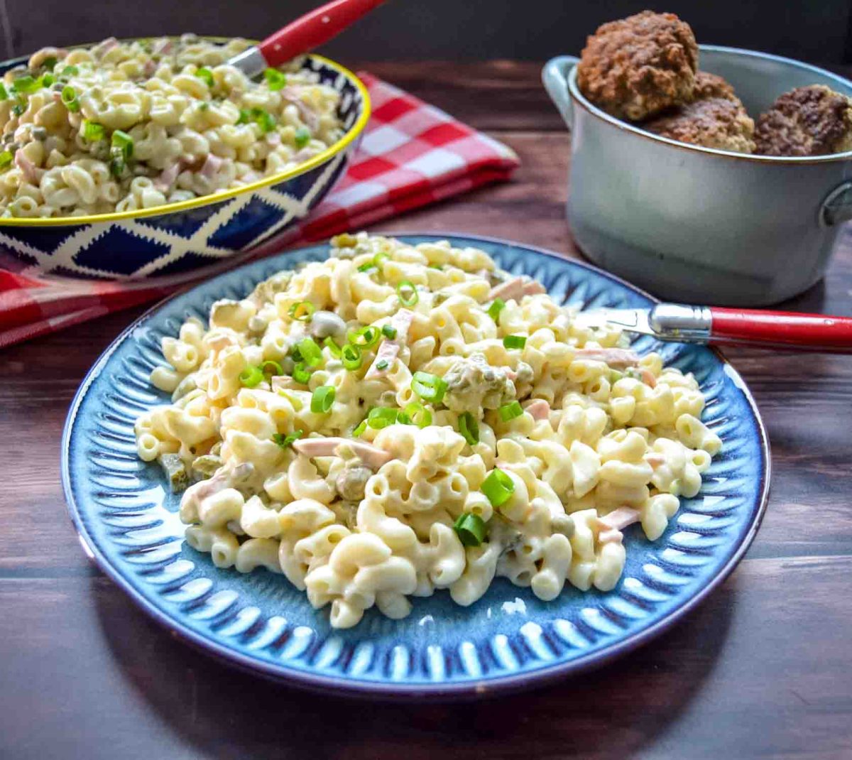 Leckerer einfacher Nudelsalat Rezept mit Mayo, Erbsen und Gurke