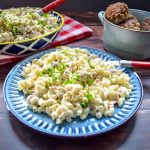 Leckerer einfacher Nudelsalat Rezept mit Mayo, Erbsen und Gurke