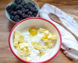 Butter, Mehl, Zucker und Ei für Crumble