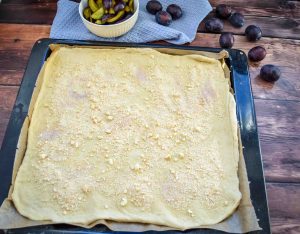 Hefeteigboden mit Keksbröseln