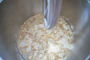 Mehl mit Milch und Hefe vermischen