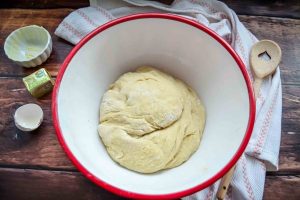 Zwetschgenkuchen vom Blech mit Hefeteig