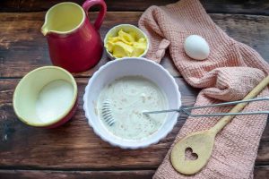 Milch mit Hefe verrühren