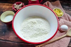 Zutaten Hefeteig, Mehl, Hefe, Butter, Zucker, Ei und Milch