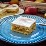 Gedeckter Apfelkuchen vom Blech mit Zuckerguss