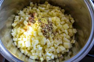Apfelwürfel dünsten