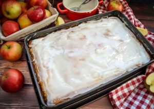 Omas Apfelkuchen gedeckt Zuckerguss