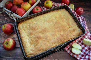 Apfelkuchen gedeckt mit Mürbeteig