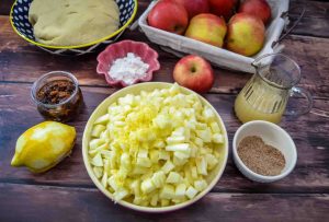 Zutaten Apfelfüllung, Äpfel, Zucker, Rosinen, Zimt, Zitrone und Puddingpulver