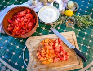 rote Ochsenherzen Tomaten klein schneiden