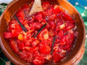 Tomaten mit Vanilleschote und Gelierzucker