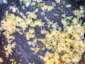 Zwiebeln und Knoblauch glasig dünsten