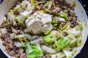 Hackfleisch mit Zwiebel und Frischkäse anbraten