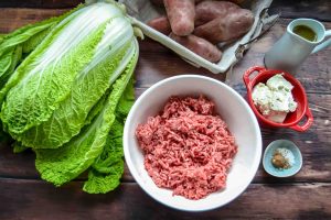 Zutaten Chinakohl, Hackfleisch, Kartoffeln, Gewürze und Frischkäse