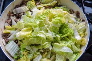 Chinakohl in der Pfanne braten