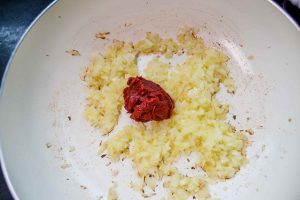 Zwiebel, Knoblauch mit Tomatenmark anbraten