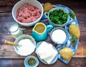 Zutaten Kartoffeln, Hack, Feta, Spinat, Schmand, Sahne, Kräuter und Gewürze
