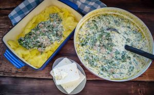 Auflauf mit Hackfleisch und Kartoffeln vermischen