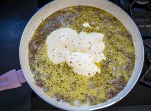 Hackfleischsoße mit Schmand und Schmelzkäse