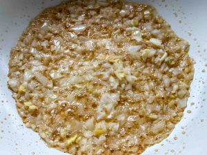 Zwiebel, Knoblauch und Ingwer anbraten