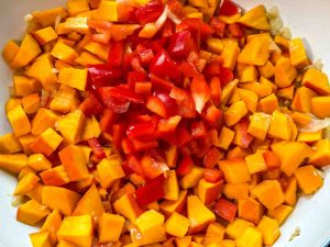 Kürbis und Paprika braten