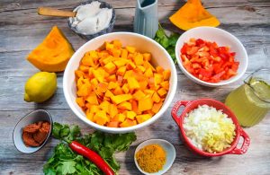 Hokkaido Kürbis, rote Paprika, Ingwer und Gewürze