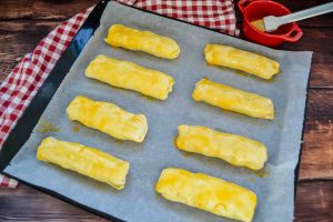 Wurstbrötchen mit Eigelb einstreichen