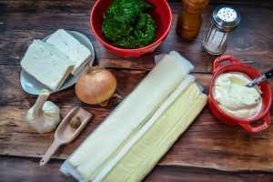 Zutaten: Blätterteig, Spinat, Feta, Zwiebel, Knoblauch und Crème fraîche