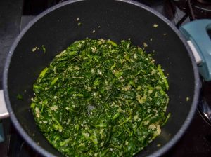 Blattspinat mit Zwiebeln und Knoblauch dünsten