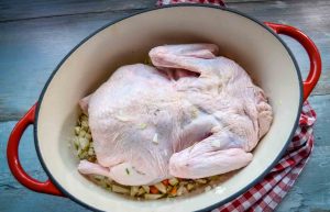 Ente auf Gemüsebett im Bräter
