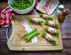 Bohnen in Speckstreifen rollen