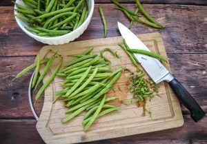 grüne Bohnen putzen