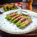 grüne Bohnen im Speckmantel