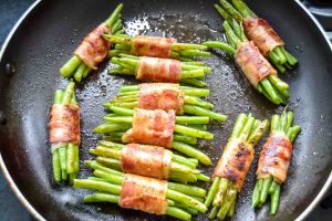 gebratene grüne Bohnen mit Speck