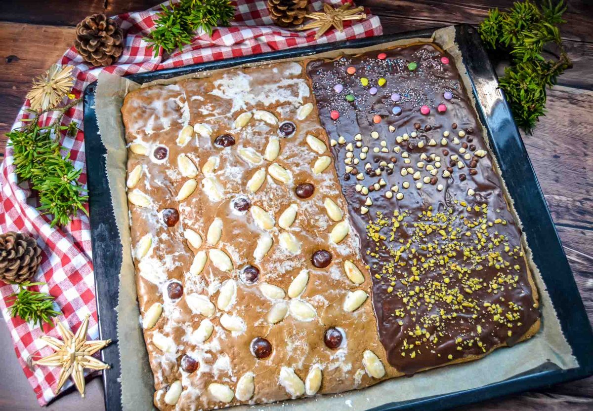 Lebkuchen mit Schokoladenguss, Mandeln und Kirschen
