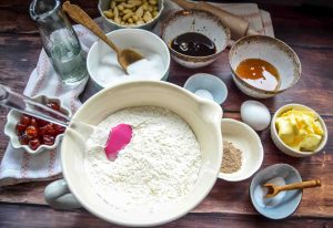 Rezeptzutaten, Mehl, Honig, Ei, Pfefferkuchen-Gewürz, Zucker, Pottasche, Hischhornsalz, Butter und Rübenkraut